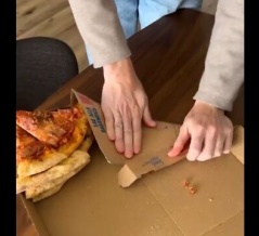 ピザを重ねてコンパクトに運べる、折り目つきのピザ箱が賢い