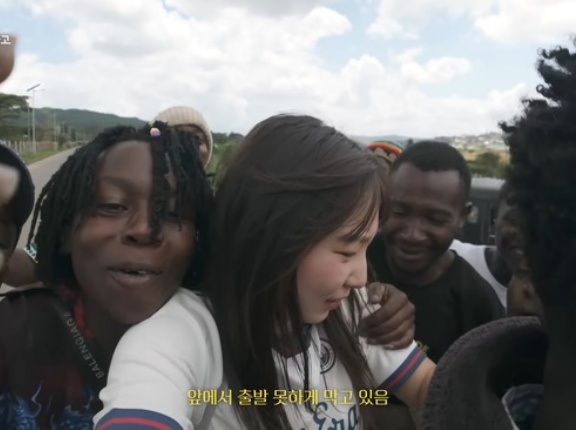 韓国人女性YouTuberがアフリカ旅で撮ったVlog動画がヤバイ　現地民に道を塞がれ・・・うわあああああああああ