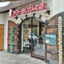自然に囲まれた広々とした郊外型大型店舗！名物の焼きたてチーズケーキだけでなく 種類豊富なパンや唐揚げ串まで揃っている 大阪･彩都西『りくろーおじさんの店 彩都の森店』