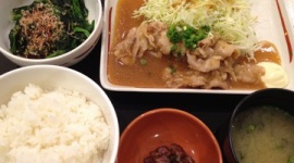 ガスト、レンジで調理だからと「生姜焼き」の表記終了　「そこまでしなくても」と波紋広がる