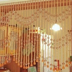 【衝撃】「昭和の家によくある『玉がツブツブのカーテン』、これ何のメリットがあるの？」パシャッ　→　実は想像以上に役立ってたと判明！あれは◯◯用具だったのか…