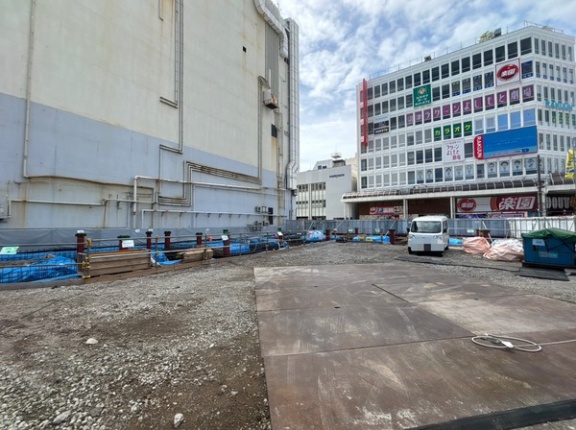きのう7(木)見てきた。工事すすんでる。沼津駅前の西武百貨店だったところは「実践広場拠点施設共用棟整備」だって。(沼津市大手町)