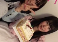 誕生日配信をしていた宮里莉羅&服部有菜のもとにマネージャーからケーキが届く!