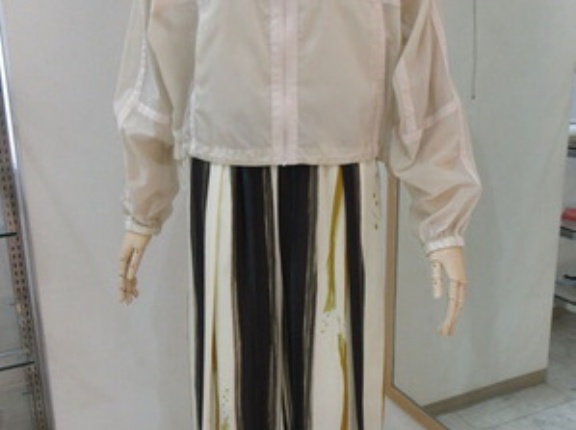 ベルドジュール、シアーフーディジップブルゾン＆大柄プリントパラシュートパンツ