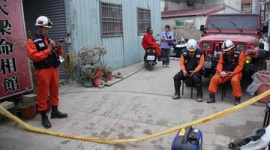 【台湾ビル倒壊】たった３人で救助活動に駆けつけた韓国人、誰にも相手にされずスマホいじって時を過ごす