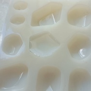 洗濯物にティッシュ。と、水色な波石つくりました。