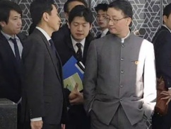 【悲報】中国局長「日本に対して偉そうにしてたわけじゃない。寒かったからポケットに手入れてた・・・」