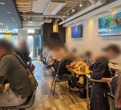 北園町につくってた人類みな麺類系列のラーメン店「THE麺 the醤油」がオープンしてる。列できてた