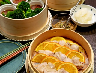 鶏肉とオレンジのせいろ蒸し ソース2種添え