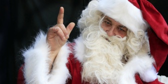 サンタを信じなくなった頃、サンタからの手紙が届いた。手紙は外国語で書かれていて…