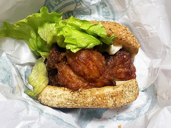 地元民も意外に食べるチャイニーズチキンバーガー！「ラッキーピエロ 本通店」