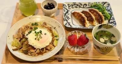 焼きうどんとキムチ餃子のひとりごはん