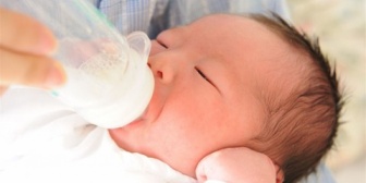 里帰り出産に帰ってきている親戚たち（女医）　オムツは日に3回くらいしか替えないし哺乳瓶の消毒も簡易的。でもトラブルなんかはなく…	