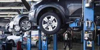 家族ぐるみで親しいディーラーに車の見積もりを頼むと、「保険会社に確認して」と見積もりを出さないと言われた。