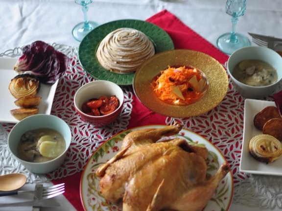 皮は香ばしく、身はふっくらの感動の丸鶏のローストチキン【PR】