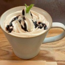 フェリシモ チョコレートミュージアム1階の都市型ワイナリーのワインバー、カフェのホットショコララテ 神戸市中央区新港町 f winery