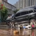 中国北部で大規模洪水が発生、道路が水没…一部で水位2メートル以上に！