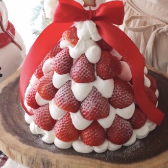 クリスマス当日でも間に合う✨１台2200円以下！豪華見え❣️イチゴのツリーケーキ🎂