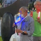 【悲報】パヨクおじいちゃん、ペンライトとマイクの区別がつかない