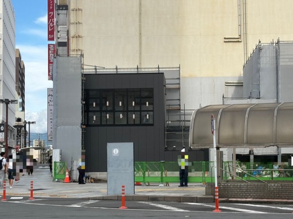 きょう18(火)夕方ごろ。沼津駅南口の目のまえにつくってるヌマズジャムズ、見てきた。建物ができてきてる。旧西武沼津店跡。(沼津市大手町)