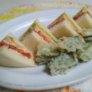 トマトエッグサンドイッチで朝食。