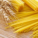 【画像】夫「やべ、乾燥パスタを木の床の上にうっかり落としちゃった！」　→　杉床がパスタの衝撃でマジで大変なことに！！　「杉ってこんなに柔らかいの？」「こんなん豆腐じゃん」