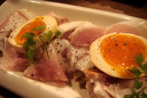 大井町 燻製キッチン の燻製生ハムと半熟玉子 ぶんちょーがゆく 東京とか横浜とか レストランとか居酒屋とか