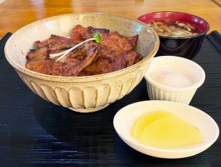 炭火焼豚丼とんび　【帯広市】