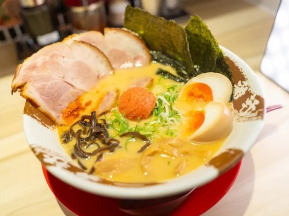 「一番軒」の『味噌辛豚骨 贅沢盛り』（高槻市大塚町）【たかつーグルメ】