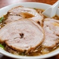 友人の資材倉庫の隣に有名なラーメン店があって、そこに来た客が勝手に施設内に駐車するらしいんだけど・・・