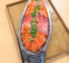 【全員に注目された総重量1.2kgの鮭の遡上丼が衝撃】千歳 海鮮丼 とと丸