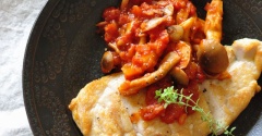 ソースをたっぷりのせて召し上がれ！【チキンステーキ　キノコのトマトソース】の作り方と2日分の晩ごはん（肉まみれ）