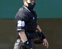 球審・白井のアナウンスに甲子園が大きくどよめく、拍手、笑い声も　伝統の一戦の第３Ｒ