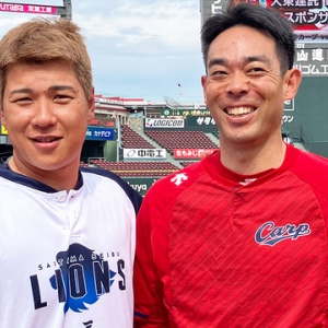 カープ丸(背番号9)を秋山のユニフォームに改造してリサイクルwww