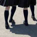 【画像あり】JK「卒業したー（生脚パシャリ）」⇒！！