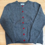 『『年甲斐もなくキュン死したBBA、ハートボタンに敗北。2889円のプチプラニットが恋人レベルに可愛かった件』』の画像