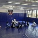 土曜日のキッズ柔術クラス、ヨガクラス、スパーリングクラス、フィットネスクラス、MMAクラス