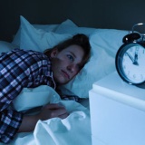 「今寝れば6時間眠れるな」→「今寝れば5時間」→「今寝れば4」