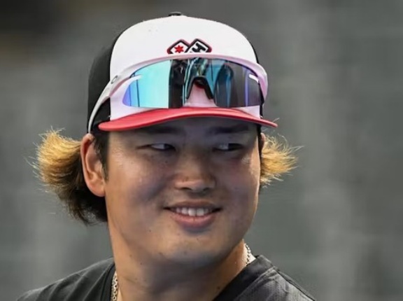 村上宗隆さん、上半身裸でピザを貪り食う