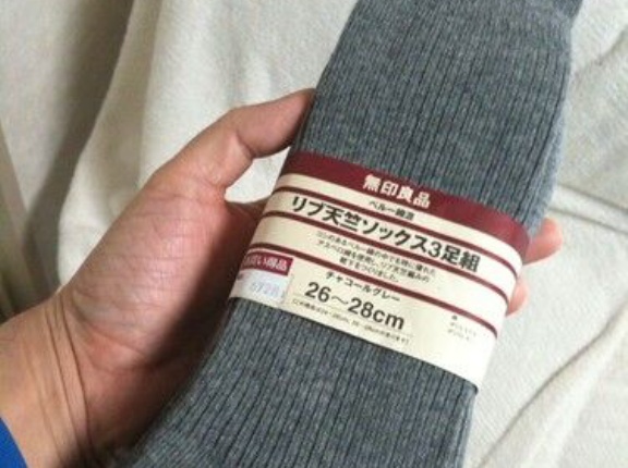 海外「日本製の靴下が頑丈で凄く良い！」日本旅行で買って今も使い続けている物に対する海外の反応