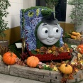 私市駅のトーマスがかぼちゃと秋色に包まれて、ハロウィン仕様になっている！