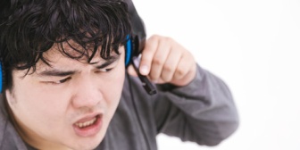 ゲームやってる時や車を運転してる時の口が悪すぎる。子供っぽく感じて気になる…