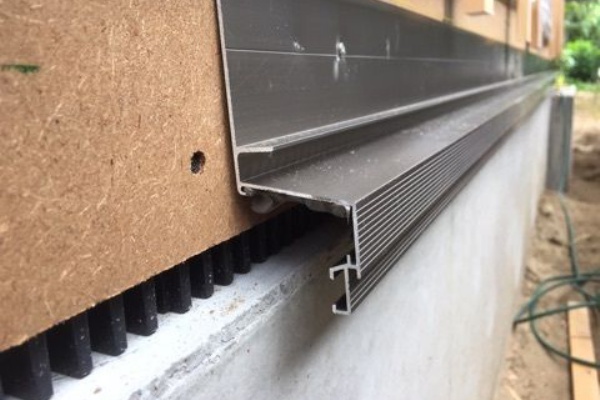 住宅新築工事 アルミ製土台水切り取り付け 燕市 新潟県三条市 屋根 外壁 雨樋 雨漏りのレスキュー隊 富樫外装