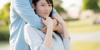 彼は好きだけれど、街中で抱きついてくるなどのスキンシップが困る…