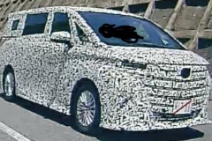 新型「アルファード・ヴェルファイア」テスト走行スパイショット！