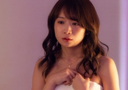 【朗報】秋元真夏のベッドシーン、美しい肢体が最高すぎる件