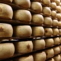 イタリアの男性、大量のチーズの下敷きになり圧死・・・1個のチーズで約40kg