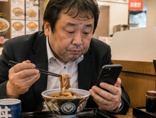 飲食店でスマホ操作しながら飯食ってる奴いるじゃん