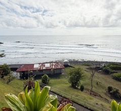 2025年8月ハワイ旅 第40話 □ ヒロのローカルサーファーが集まるビーチパークに行ってみました。見て写真撮るだけでも楽しい、絶景ポイントとして優秀です。