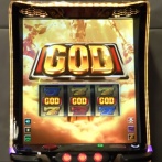 【王座君臨】ユニバ「スマスロ ミリオンゴッド-神々の軌跡-」公式最速試打解説動画がついに公開！新筐体は内蔵のデータ機能が超充実、歴代機種から選べるBGMカスタムも